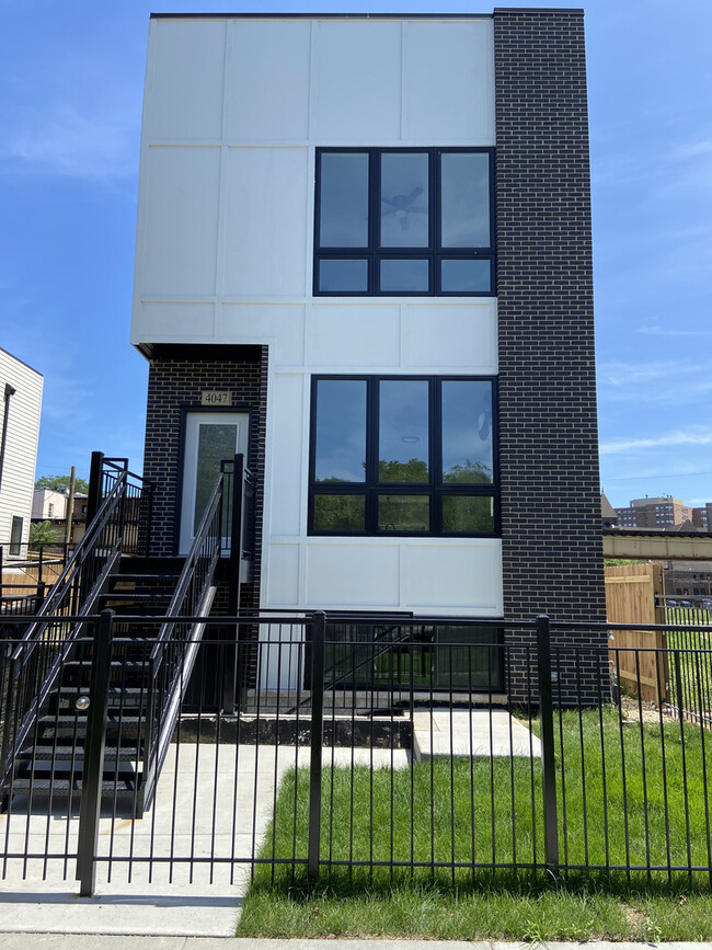 Primary Photo - 4047 S Prairie Ave