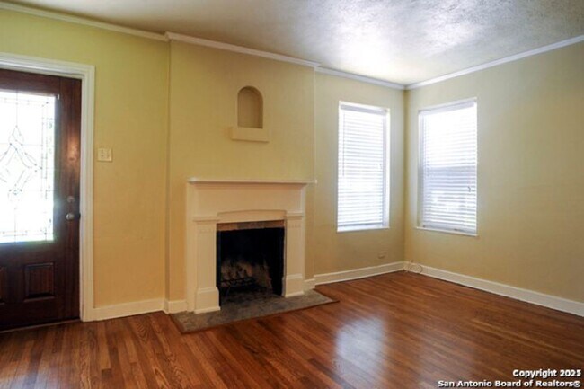 Building Photo - 2 Bedroom/1 Bath Alamo Heights Subdivision