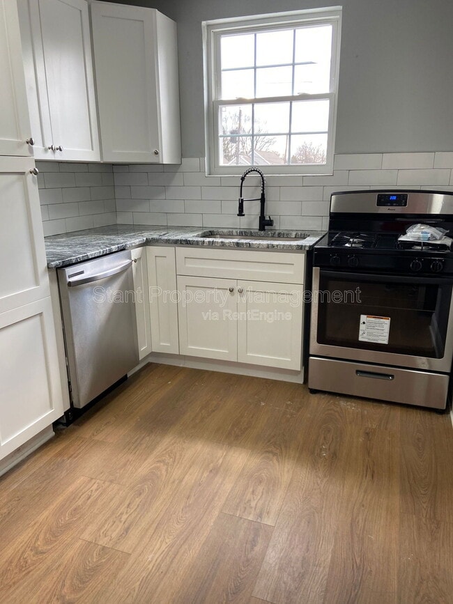 Building Photo - 1505 Franklin Park S