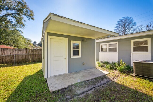 Building Photo - 909 Westgate Dr