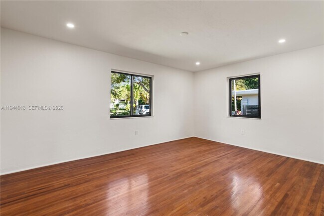 Building Photo - 1044 NE 97th St