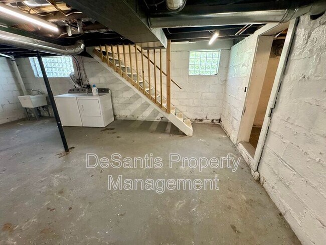 Building Photo - 2210 Hampton St