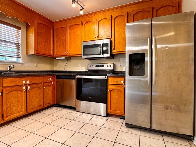 Building Photo - Briarwood Townhome close to NGIC and Hollymead Town Center!