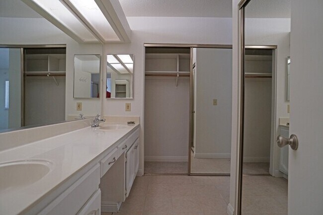 Building Photo - beautiful 3-bedroom, 2-bathroom single-story home in Roseville!