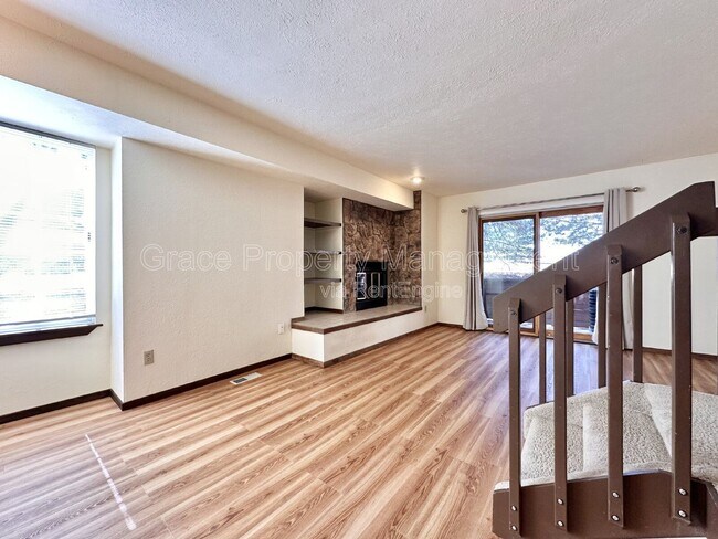 Building Photo - 715 Julian Cir