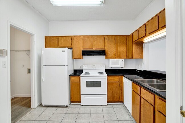 Building Photo - Spacious 2 Bed/2.5 Bath Townhome in POOL CONDO COMPLEX!