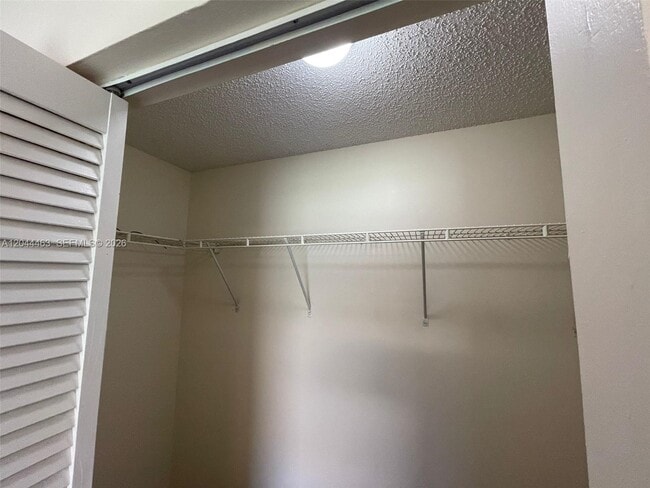 Building Photo - 6031 SW 36th Ct