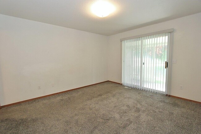 Building Photo - Single-Level Unit w/1-Car Garage