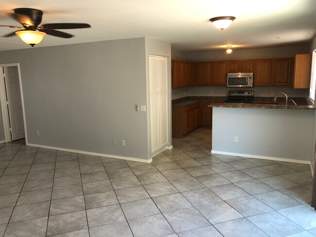 Building Photo - 11818 W Sunnyside Dr