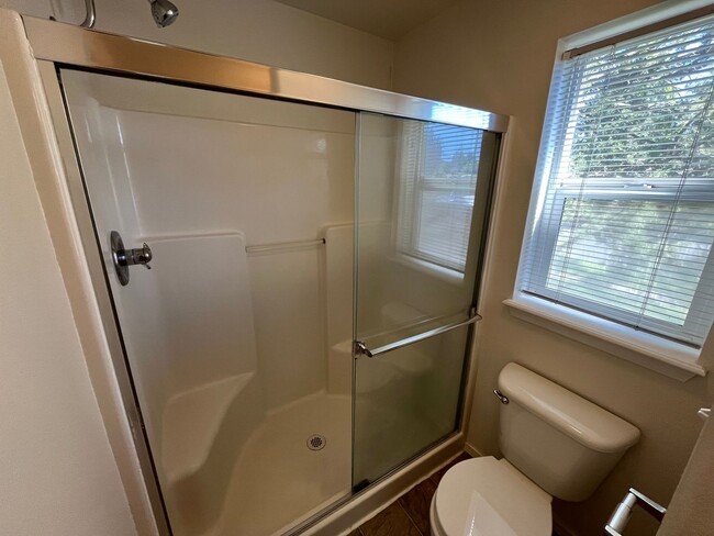Building Photo - Cozy SE Bend 3 Bed/2 Bath Home on Large Co...