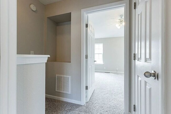 Building Photo - 2 Bed, 2.5 Bath Townhome in Indian Creek