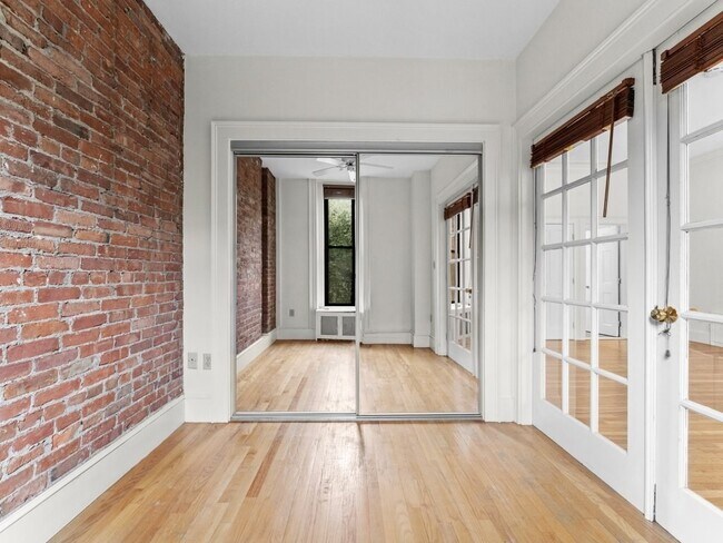 Building Photo - 473 Beacon St