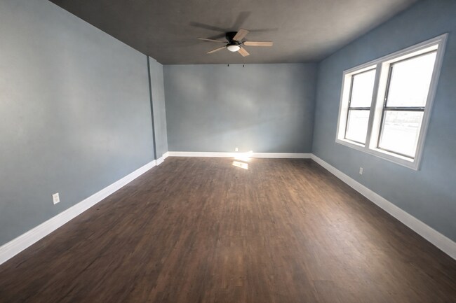 Building Photo - 230 W 29th St