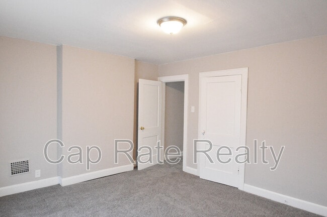 Building Photo - 1111 E 22nd Ave