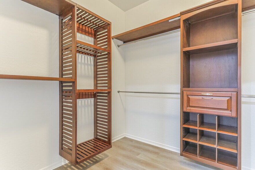 Building Photo - 46186 W Holly Dr