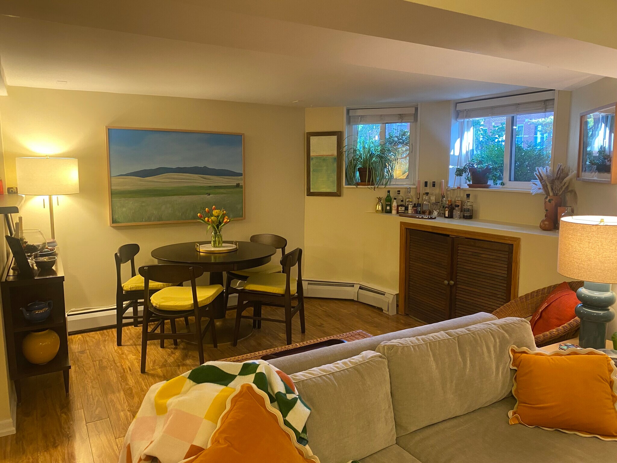 Dining area - 1624 W Rascher Ave