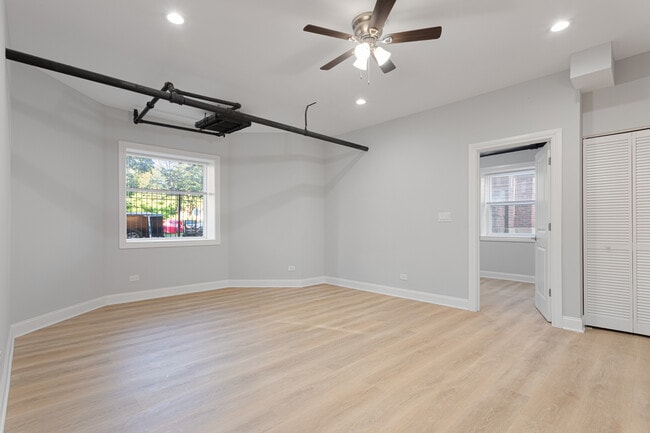 Building Photo - 7381 N Damen Ave