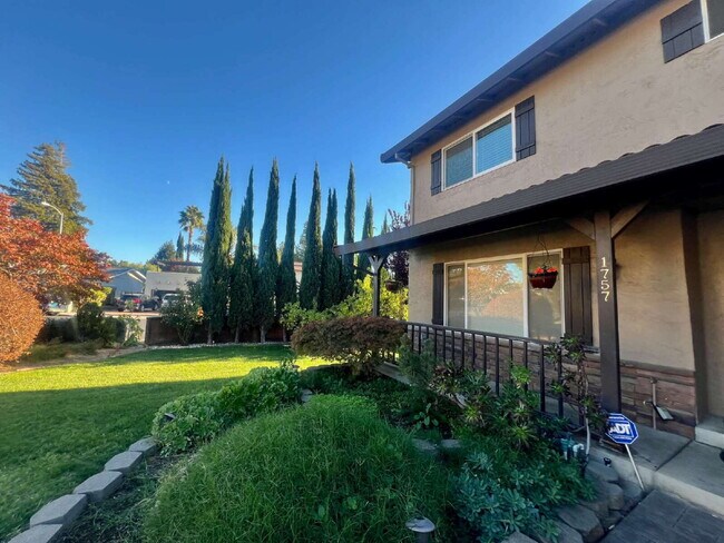 Building Photo - MOVE IN SPECIAL! ! Beautiful 3 bedroom 3 b...