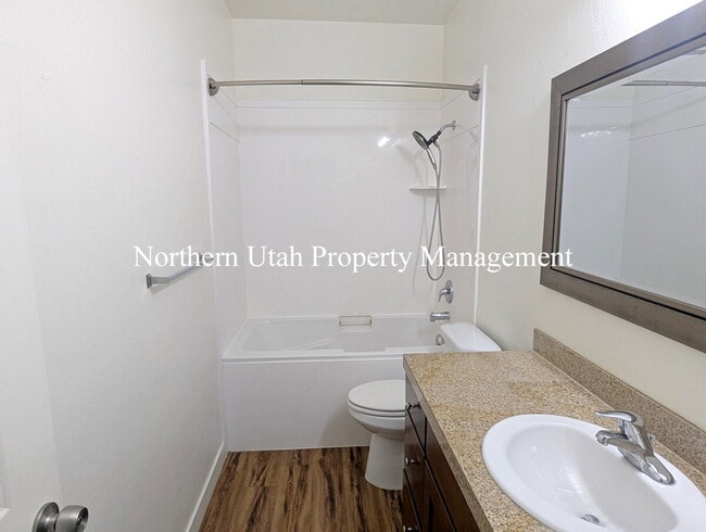 Building Photo - 4 Bed, 2 Bath, HVAC