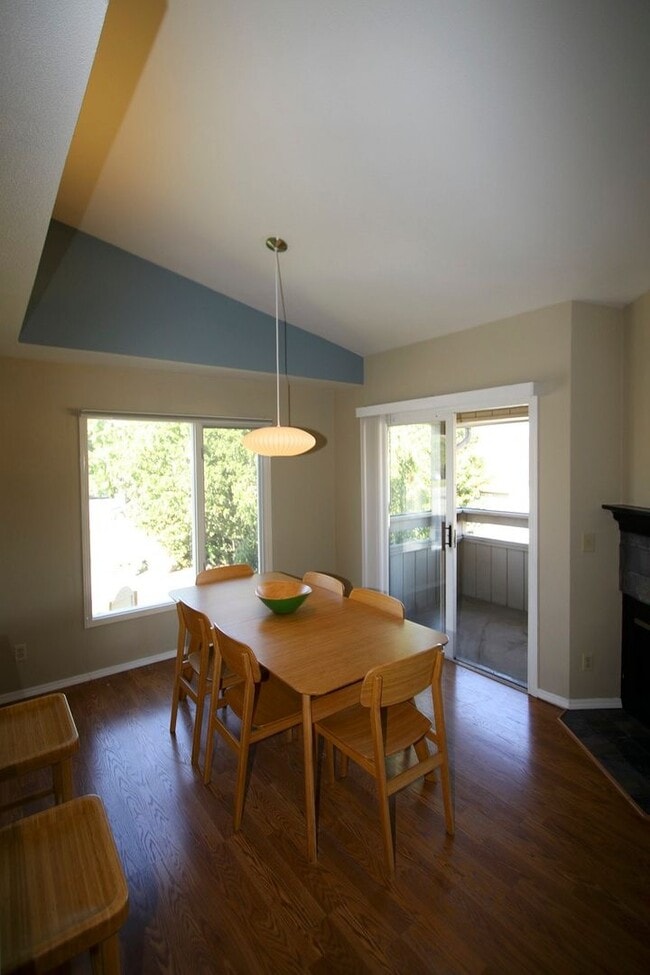 Building Photo - 2 Bed, 2 Bath Furnished or Unfurnished Condo in East Anchorage!