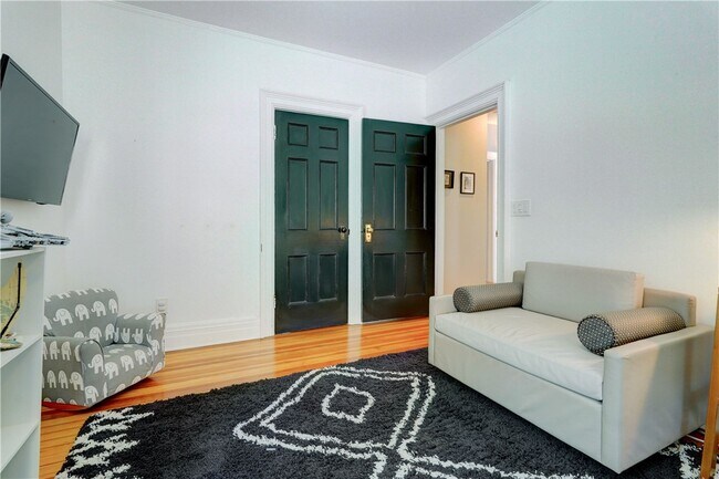Building Photo - 18 Sibley Pl