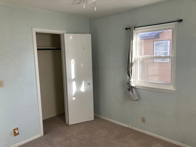 Building Photo - 2402 Spruce Dr