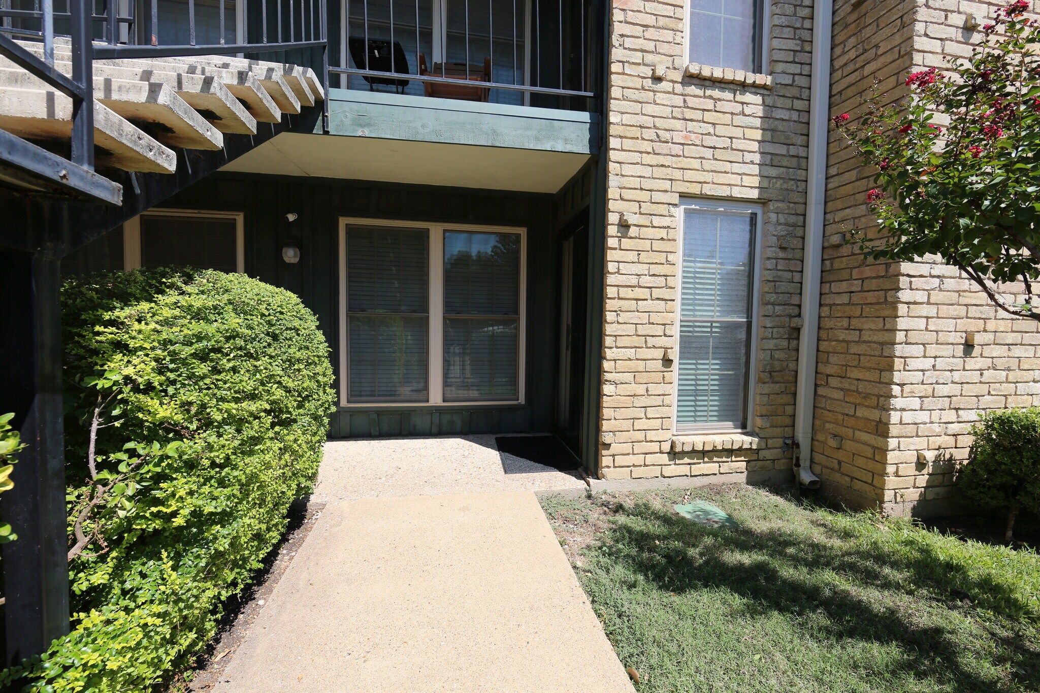 Building Photo - 7727 Meadow Park Dr