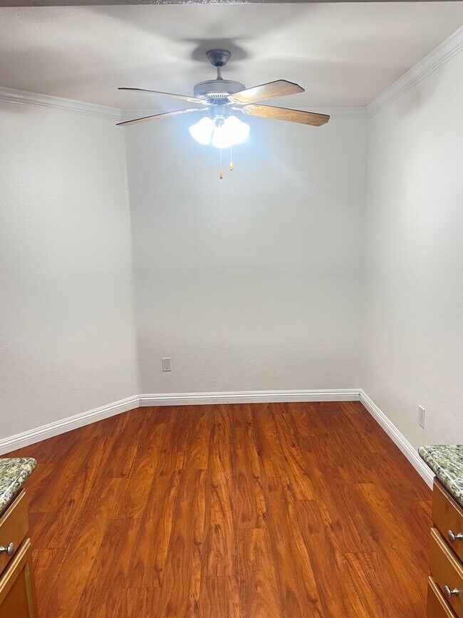 Building Photo - Great One Bedroom Condo w/ A/C