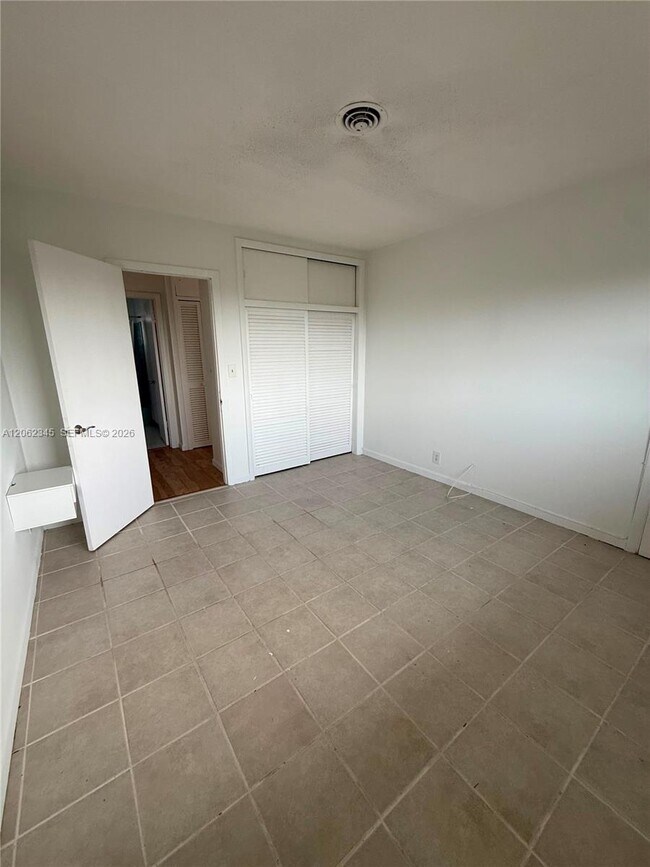 Building Photo - 1021 Crystal Lake Dr