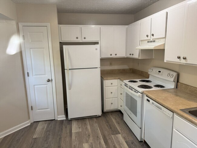 Building Photo - 106 S Forest Dr