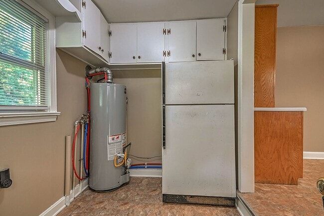Building Photo - 3 Bedroom / 1 Bath Home