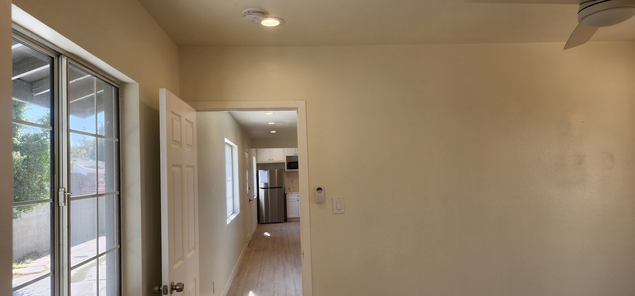 Building Photo - 950 N Kingsley Dr