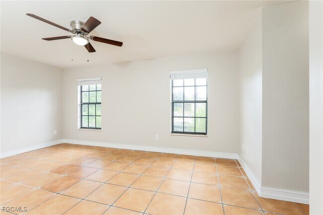 Building Photo - 717 Little Rock St E