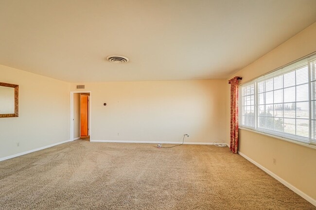 Building Photo - Charming Farmhouse Retreat in Northwest Bakersfield!