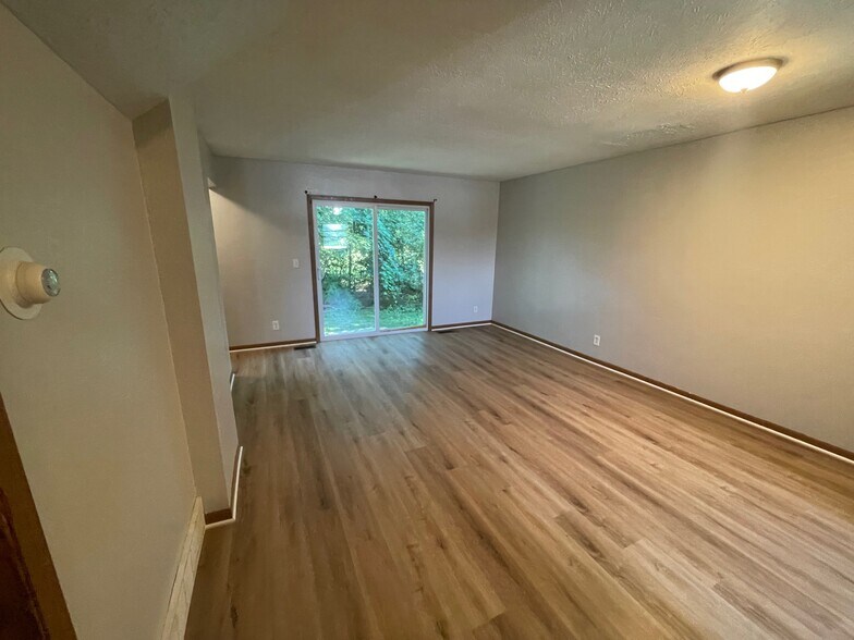 Building Photo - 1787 Apartment Dr