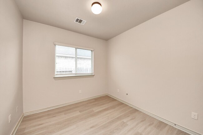 Building Photo - 2414 Argos Dr