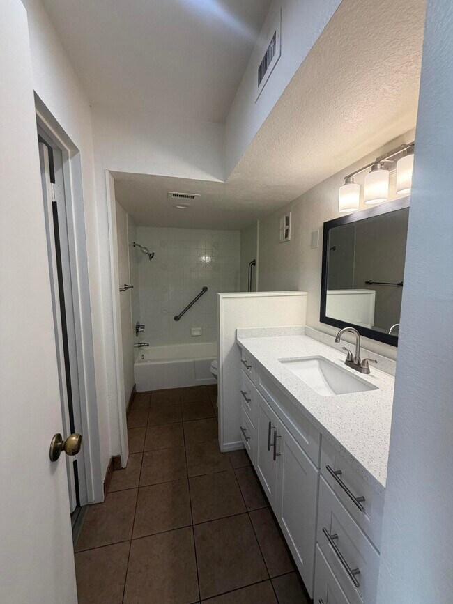 Building Photo - 1655 E Palm Canyon Dr
