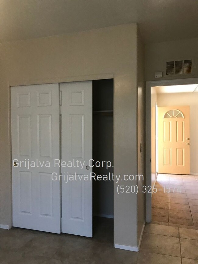 Building Photo - Spacious 4 BR House w/Garage  (36th St/Cam...