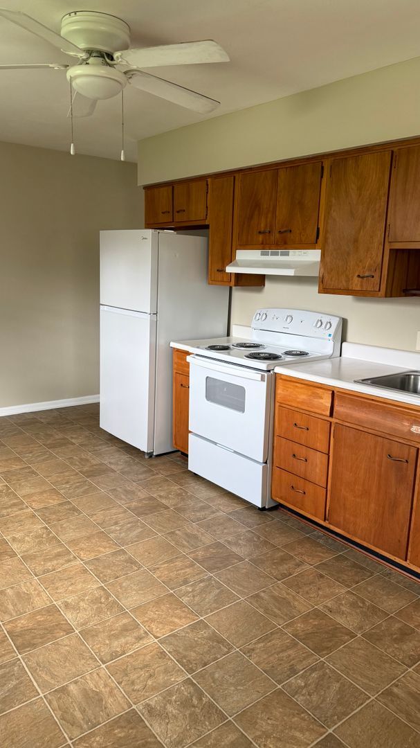 Building Photo - HALF DUPLEX W/ GARAGE MADISON SCHOOLS!