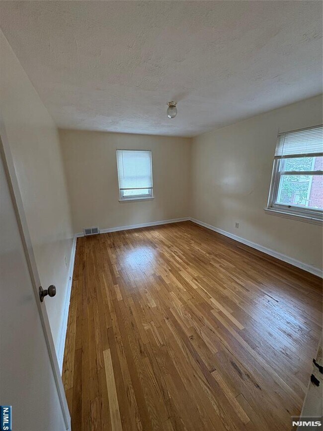 Building Photo - 138 Midland Pl