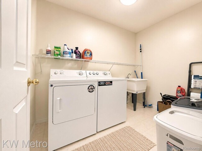 Building Photo - 1176 Cadmus Dr