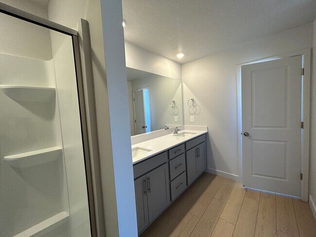 Building Photo - 4 Bedroom 2.5 Bathroom Townhome in Lehi!
