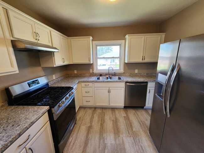 Building Photo - Great 3 Bedroom House