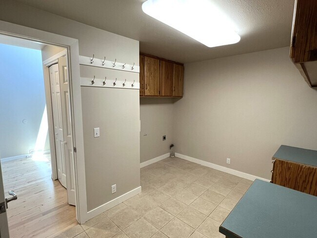 Building Photo - Fantastic 4 bed 3 bath home in the Highlan...