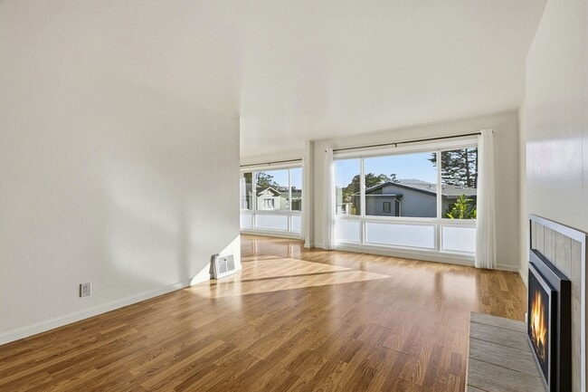 Building Photo - Spacious Three Bedroom Home in Forest Knol...