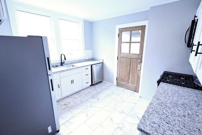 Building Photo - 1598 Pilgrim St