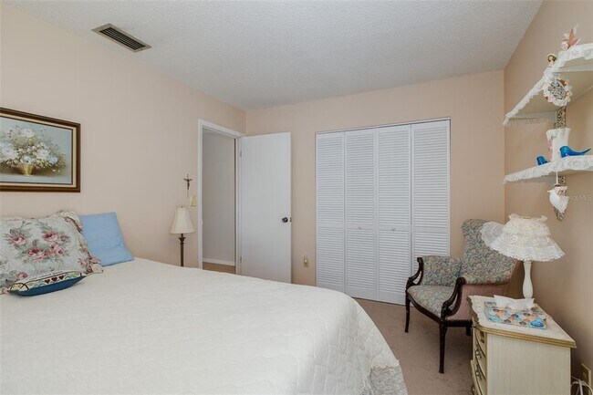 Building Photo - 8015 San Fernando Dr