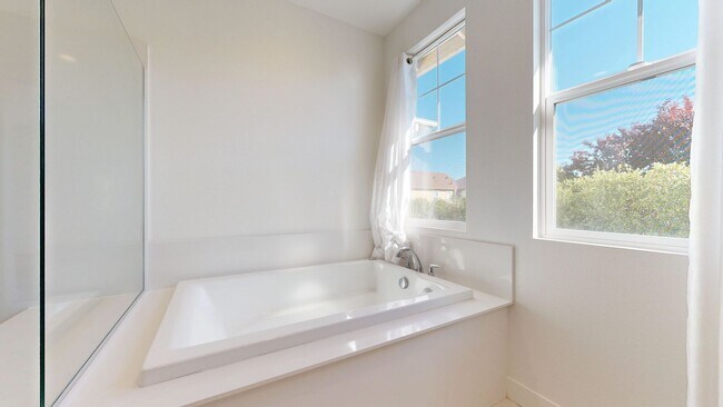 Building Photo - Bright & Beautiful 4 Bedroom 3 Full Bathroom Home!