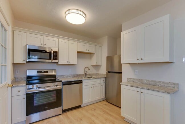 Building Photo - Charming Renovated Home with Modern Upgrades and Spacious Yard!