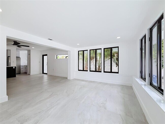 Building Photo - 2472 Tradewinds Dr